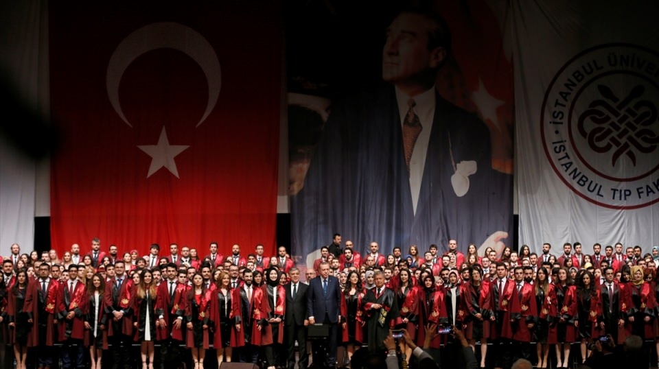Abdullah Gül'ün diploma verdiği kız bakın kim çıktı 45
