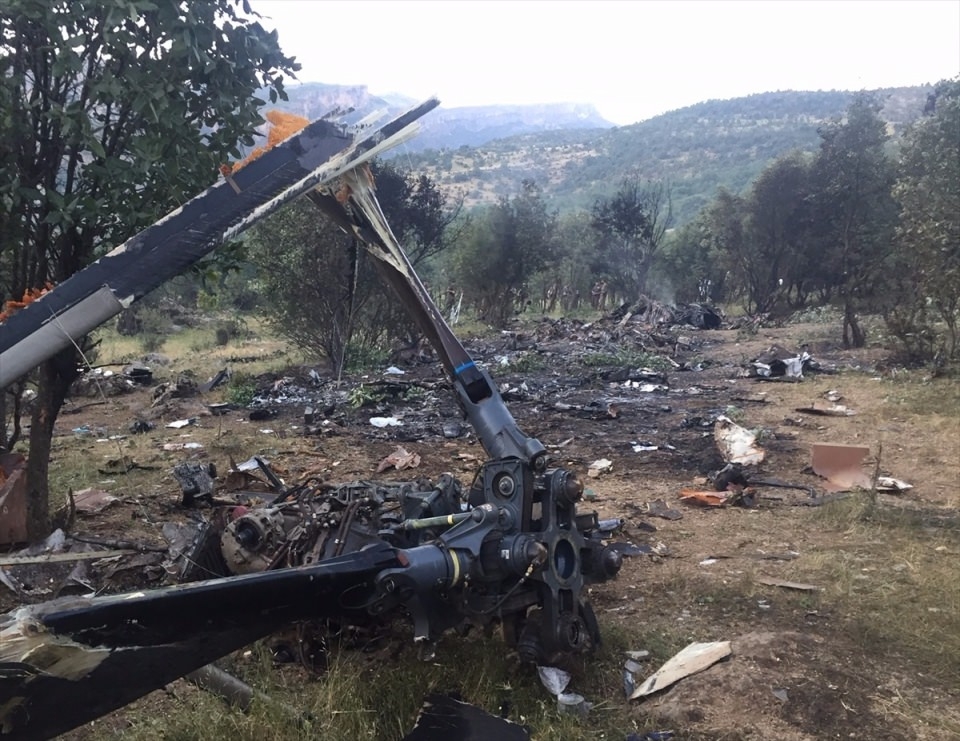 Şırnak'ta düşen askeri helikopterin enkazı 4