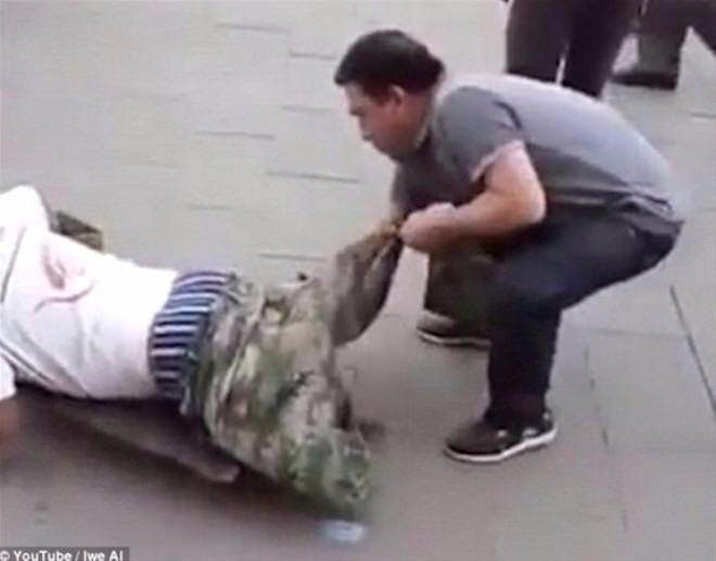 Sahtekar dilencilerin yaptığı numaraları gösteren 19 kare 10