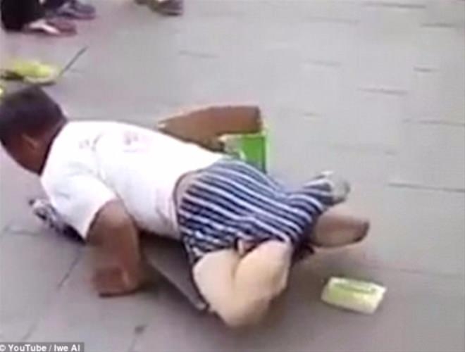 Sahtekar dilencilerin yaptığı numaraları gösteren 19 kare 11