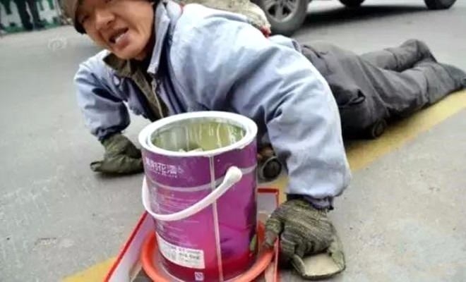 Sahtekar dilencilerin yaptığı numaraları gösteren 19 kare 16