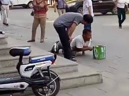 Sahtekar dilencilerin yaptığı numaraları gösteren 19 kare 20