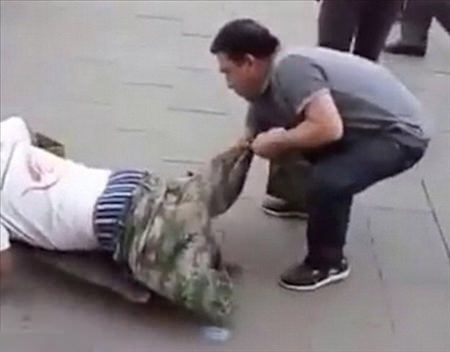 Sahtekar dilencilerin yaptığı numaraları gösteren 19 kare 22