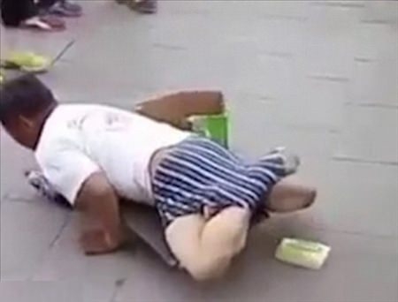 Sahtekar dilencilerin yaptığı numaraları gösteren 19 kare 23