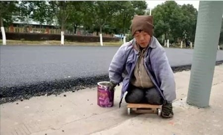 Sahtekar dilencilerin yaptığı numaraları gösteren 19 kare 26