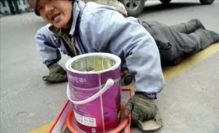 Sahtekar dilencilerin yaptığı numaraları gösteren 19 kare 27