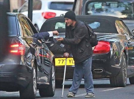 Sahtekar dilencilerin yaptığı numaraları gösteren 19 kare 31