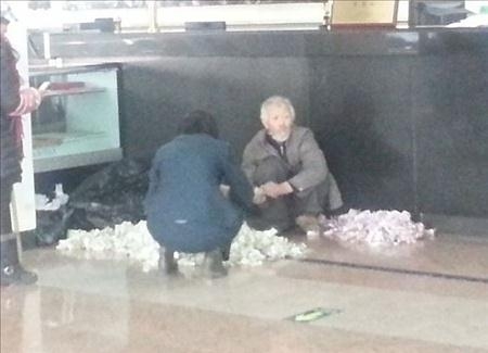 Sahtekar dilencilerin yaptığı numaraları gösteren 19 kare 39