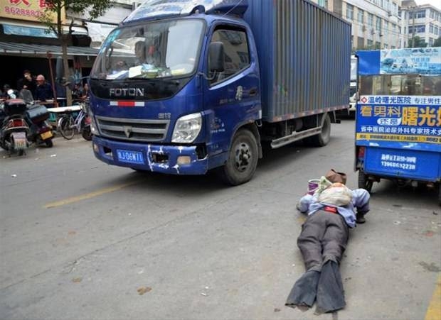 Sahtekar dilencilerin yaptığı numaraları gösteren 19 kare 48