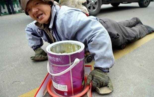 Sahtekar dilencilerin yaptığı numaraları gösteren 19 kare 51