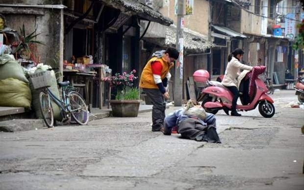 Sahtekar dilencilerin yaptığı numaraları gösteren 19 kare 53