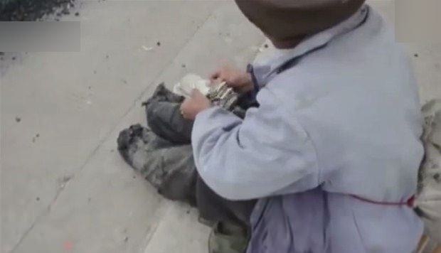 Sahtekar dilencilerin yaptığı numaraları gösteren 19 kare 54