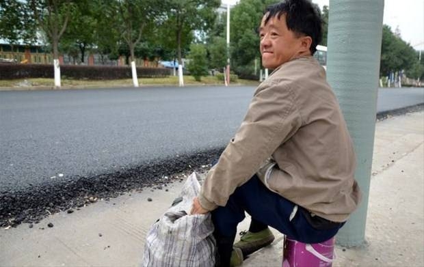 Sahtekar dilencilerin yaptığı numaraları gösteren 19 kare 55