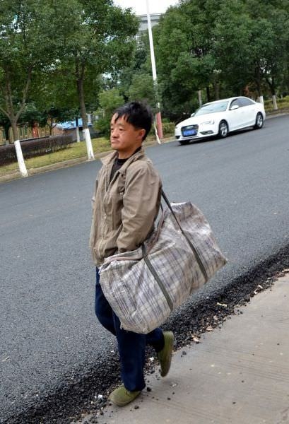 Sahtekar dilencilerin yaptığı numaraları gösteren 19 kare 58