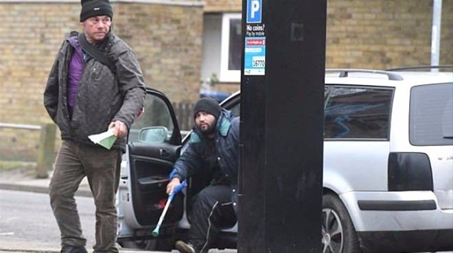 Sahtekar dilencilerin yaptığı numaraları gösteren 19 kare 6