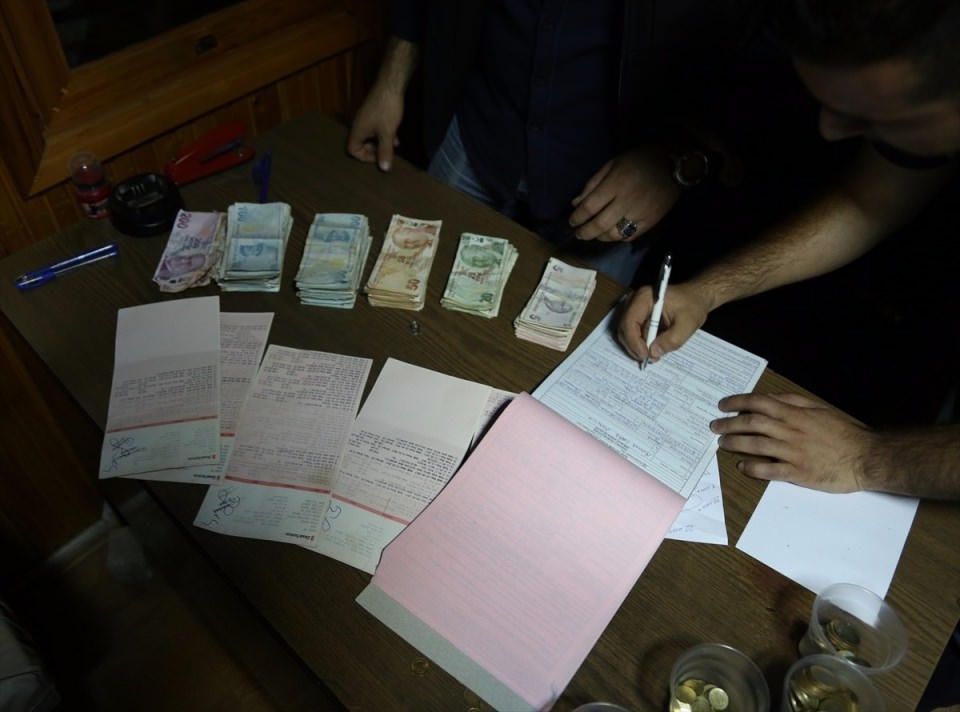 Sahtekar dilencilerin yaptığı numaraları gösteren 19 kare 65