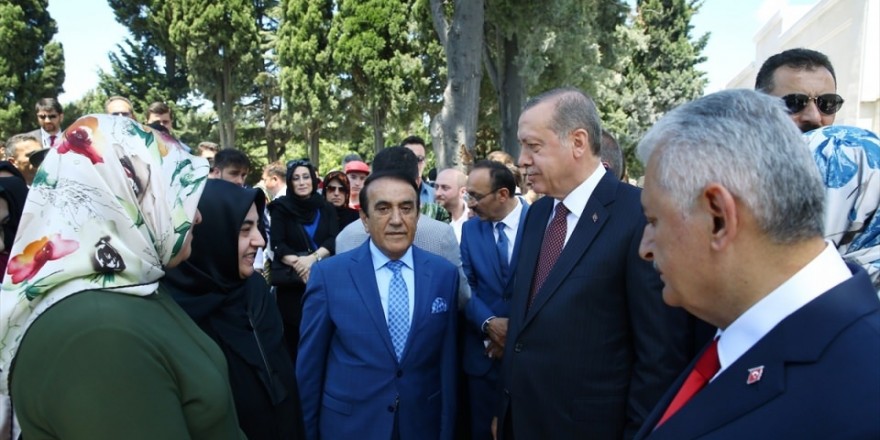 Cumhurbaşkanı ve Başbakan'dan şehitlik ziyareti