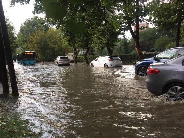 Sağanak İstanbul'u esir aldı 105