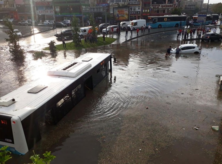 Sağanak İstanbul'u esir aldı 15