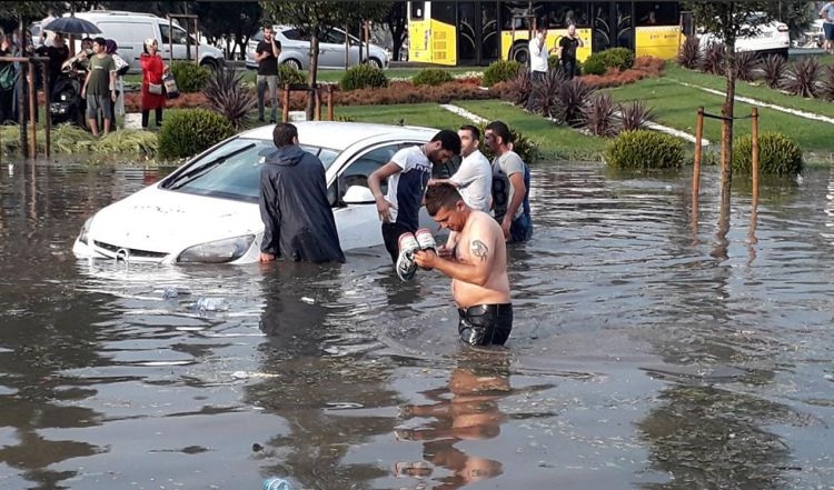 Sağanak İstanbul'u esir aldı 24