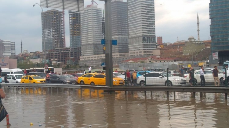 Sağanak İstanbul'u esir aldı 32