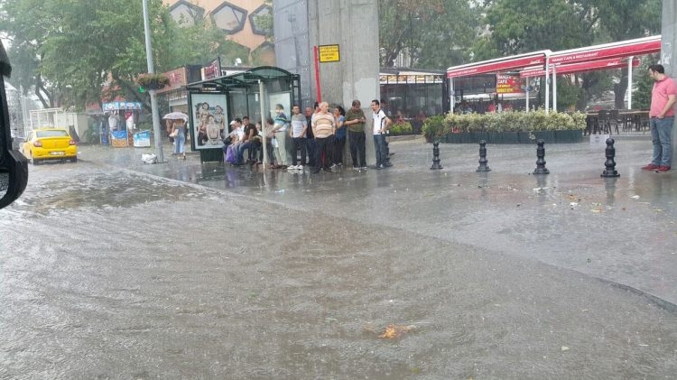 Sağanak İstanbul'u esir aldı 48