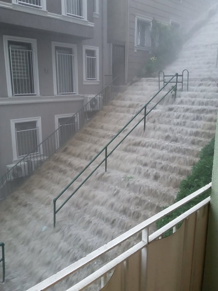 Sağanak İstanbul'u esir aldı 49