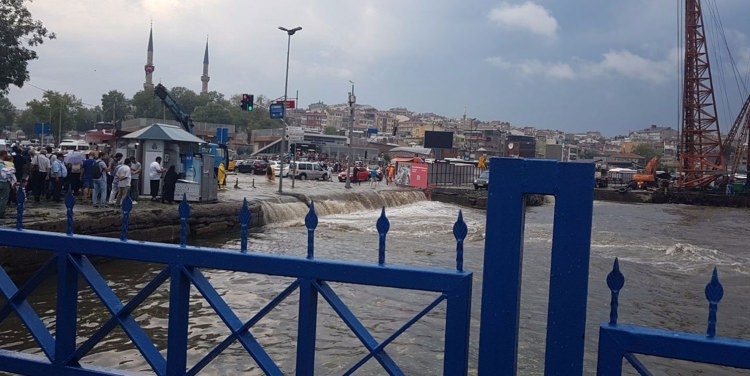Sağanak İstanbul'u esir aldı 55
