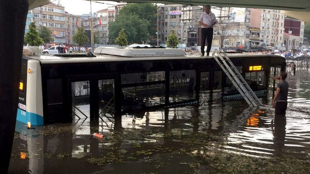 Sağanak İstanbul'u esir aldı 84