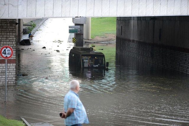 Sağanak İstanbul'u esir aldı 85