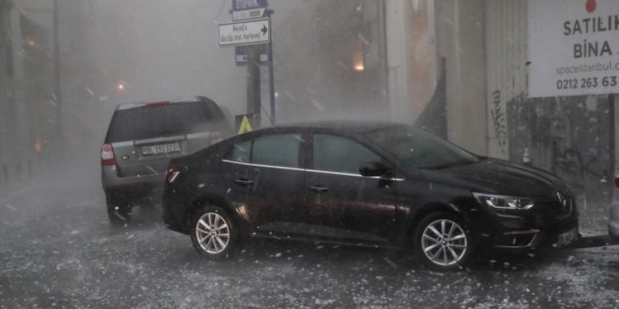 Sağanak İstanbul'u esir aldı