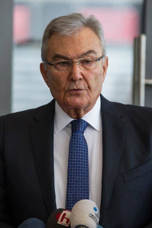 Hangi siyasetçi kaç yaşında? 42