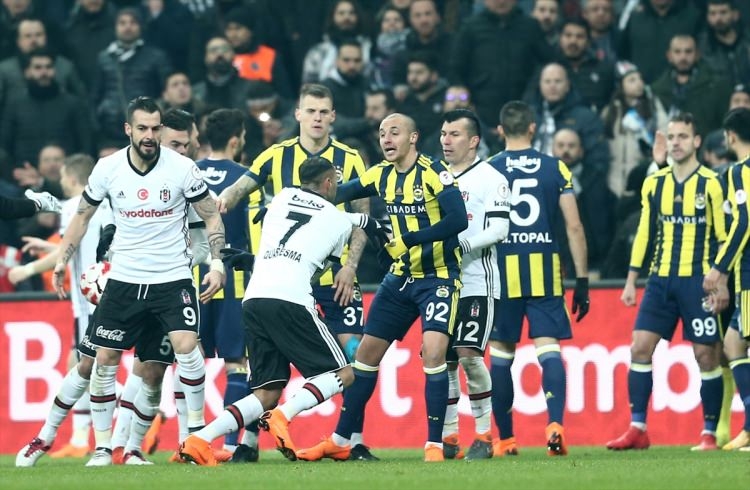 Derbide ortalık karıştı! Yumruklar konuştu 10