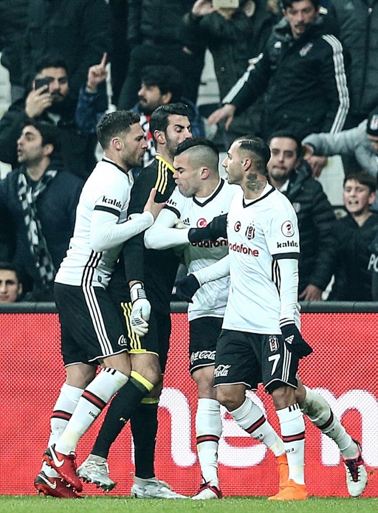 Derbide ortalık karıştı! Yumruklar konuştu 11