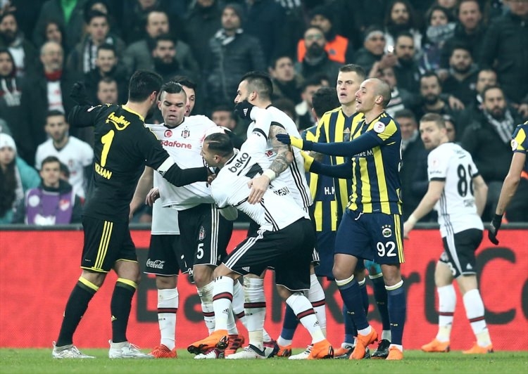 Derbide ortalık karıştı! Yumruklar konuştu 13