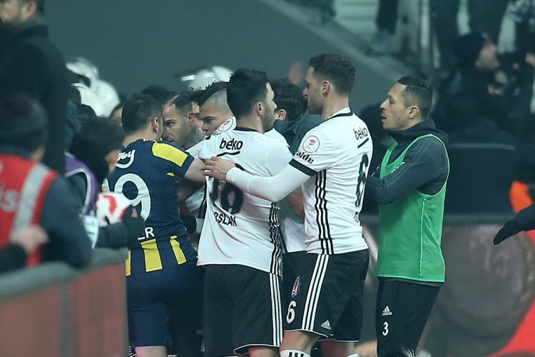 Derbide ortalık karıştı! Yumruklar konuştu 6