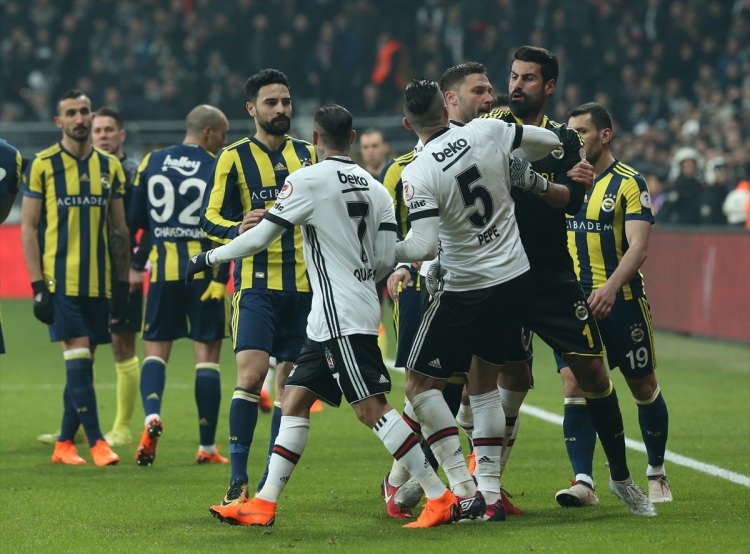 Derbide ortalık karıştı! Yumruklar konuştu 9