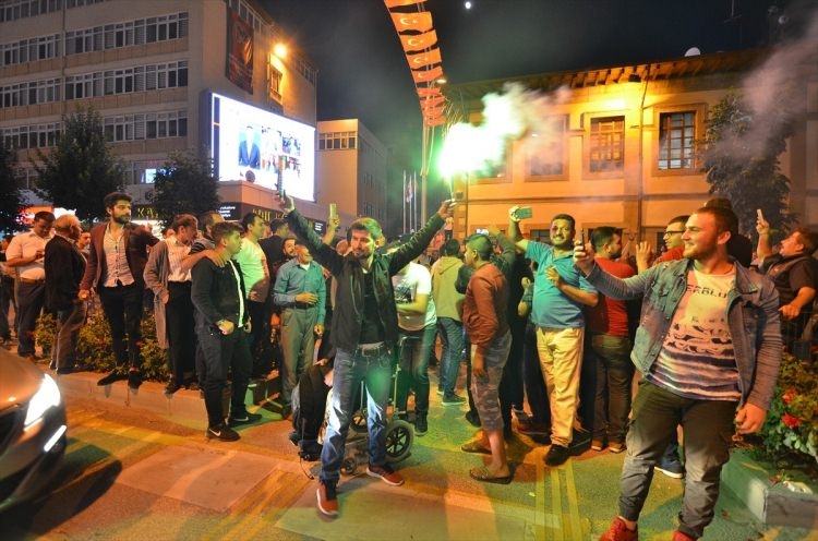 Kutlamalar başladı! Halk sokaklara dökülüyor 108