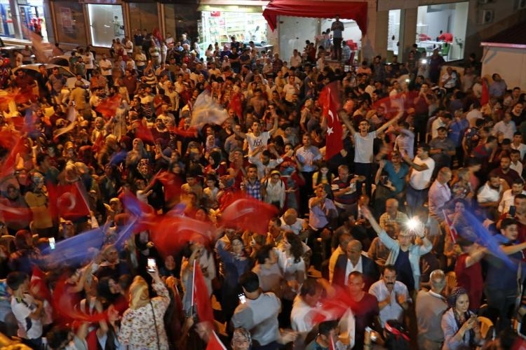 Kutlamalar başladı! Halk sokaklara dökülüyor 79