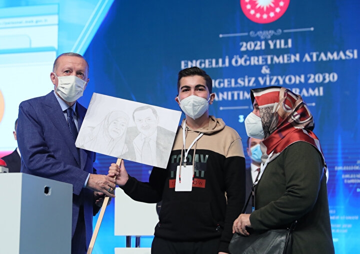 Cumhurbaşkanı Erdoğan, engelli gencin elini öperek karşılık verdi 3