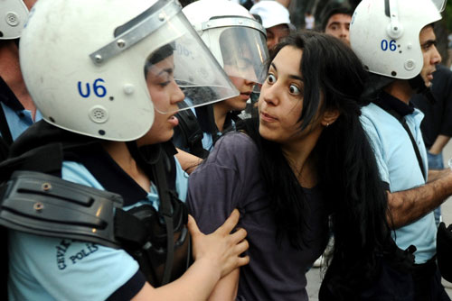 Eylemcilere bu kez Hopa bahane oldu