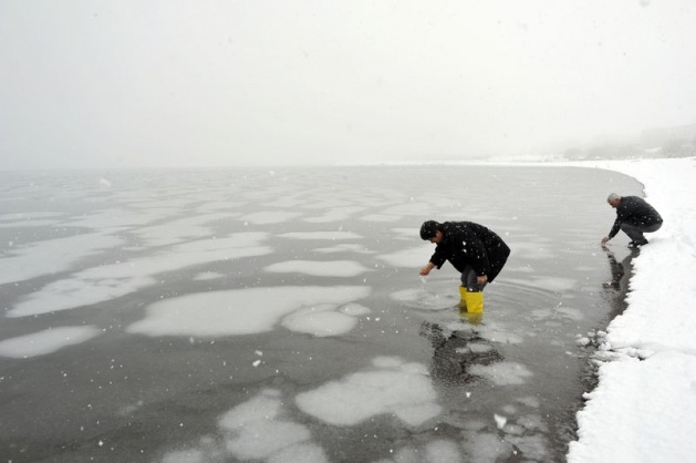 Van Gölü buz tuttu, görenler şaşırdı! 16
