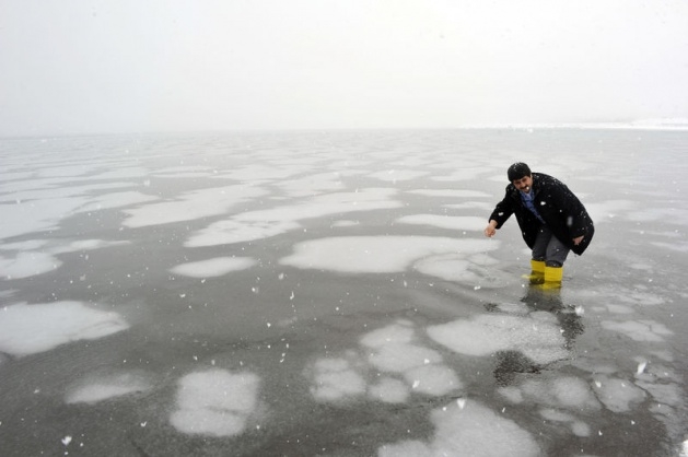 Van Gölü buz tuttu, görenler şaşırdı! 6