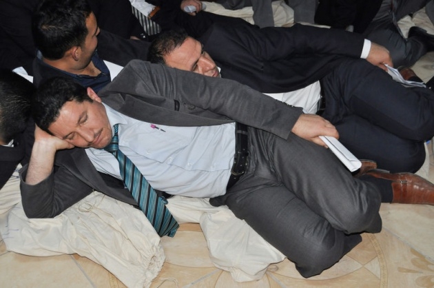 Sandık görevlileri oy çuvallarının üzerinde uyudu 10