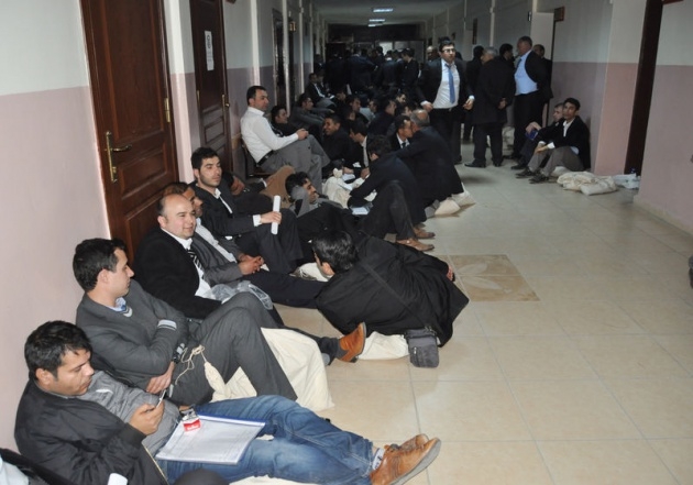 Sandık görevlileri oy çuvallarının üzerinde uyudu 12