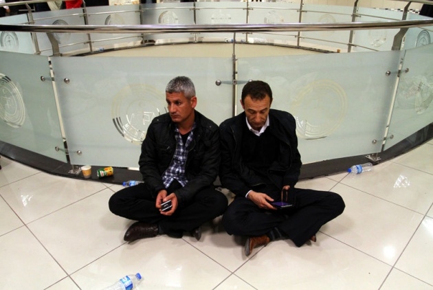 Sandık görevlileri oy çuvallarının üzerinde uyudu 13