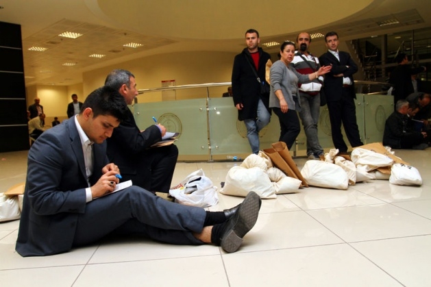 Sandık görevlileri oy çuvallarının üzerinde uyudu 14