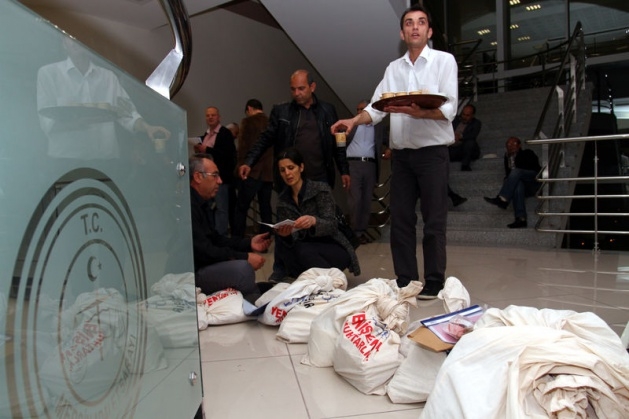 Sandık görevlileri oy çuvallarının üzerinde uyudu 15