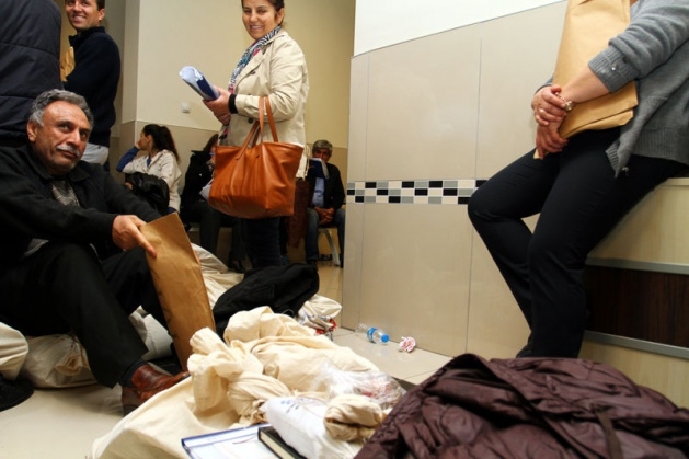 Sandık görevlileri oy çuvallarının üzerinde uyudu 16