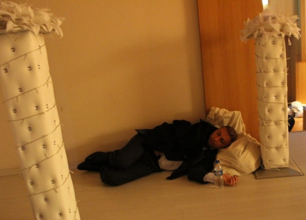 Sandık görevlileri oy çuvallarının üzerinde uyudu 17